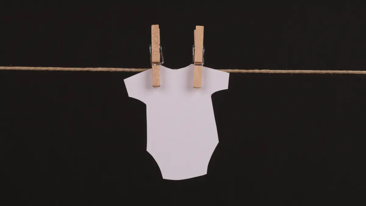 Como tirar mofo de roupa de bebê