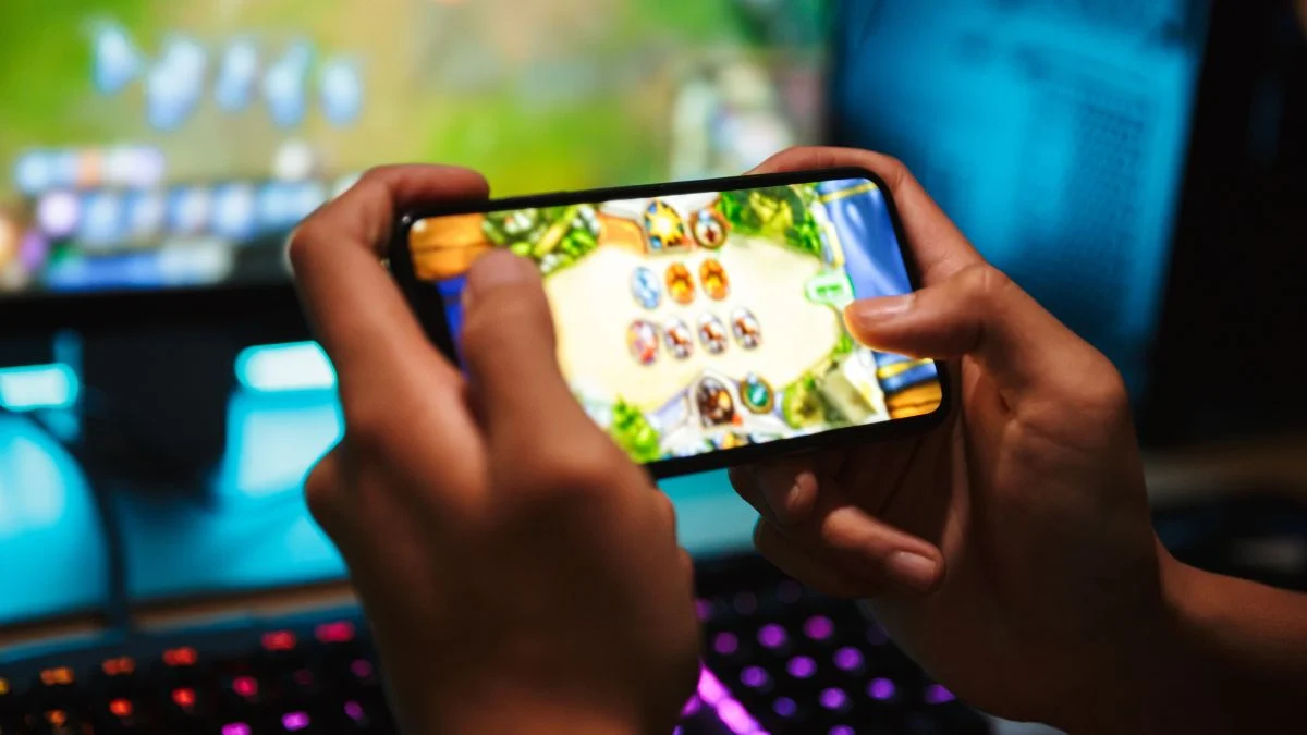 Jogos online entre amigos viram alternativa de lazer rápido no celular