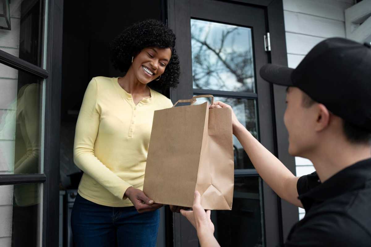 Pedir delivery pode ser mais econômico do que ir em restaurante; entenda